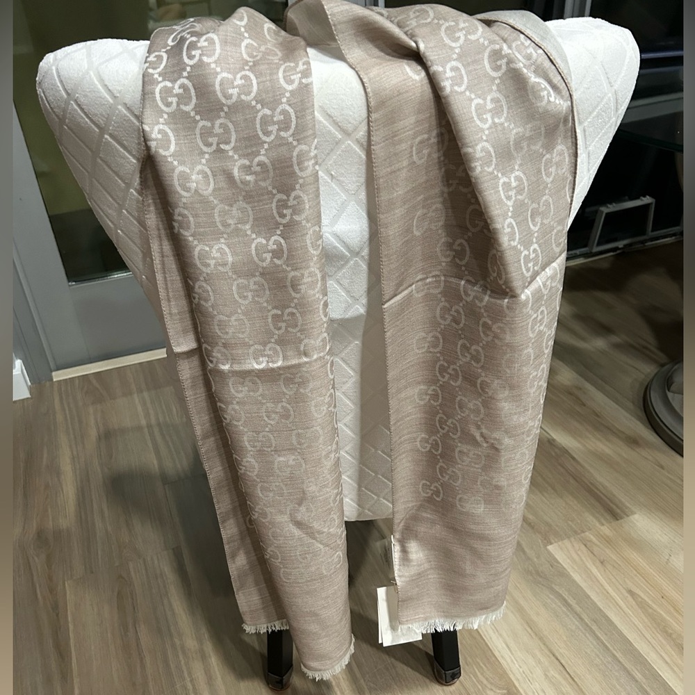 NWT AUTHENTIC GUCCI SUMMER SCARF- CLASSIC GG PRINT